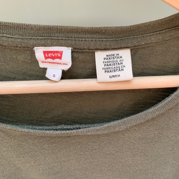 Levi’s • Cotton Crew Neck T-shirt in Olive - Picture 3 of 4